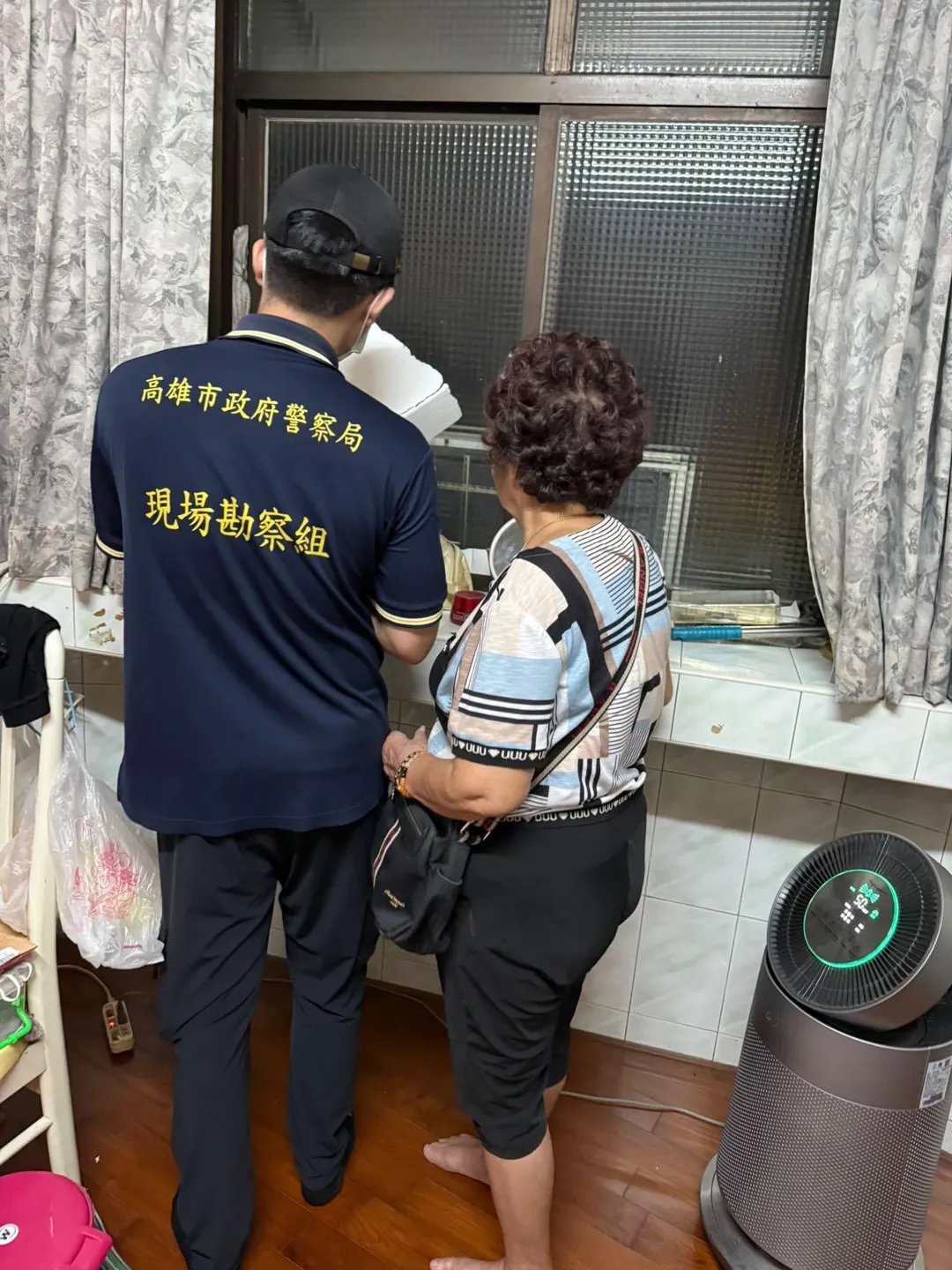 民眾在網路發文,家中居住在高雄小港高齡79歲的奶奶家中遭竊賊闖空門,把保險箱整個搬走,財物損失高達240萬元。(圖/當事家屬提供)