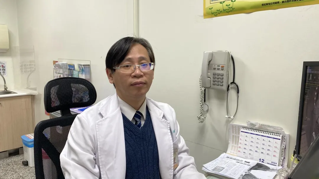 員榮心臟外科主任賴金湖為賴姓患者進行微創手術,治癒潰爛十多年的傷口。(圖/員榮醫院)