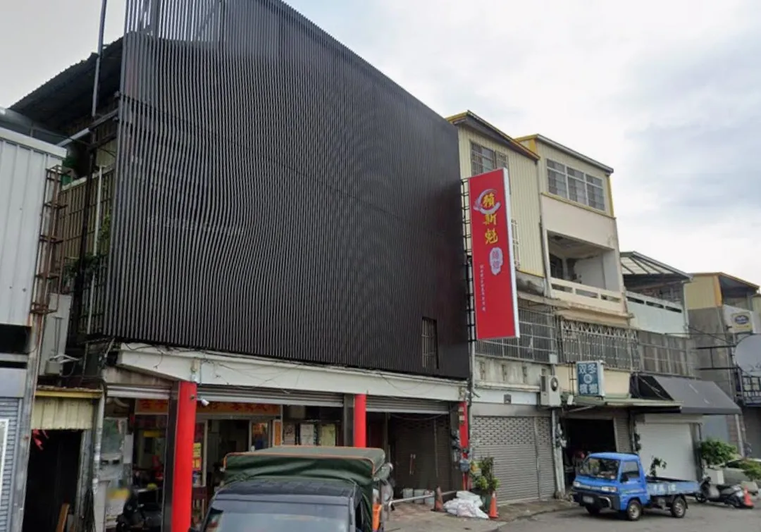 三義的賴新魁麵館宣布，因為店內豬肉用量大，現有庫存即將耗盡，將於11月1日起暫停營業一周，預計在11月8日恢復營運。（圖／翻攝自Google街景圖）