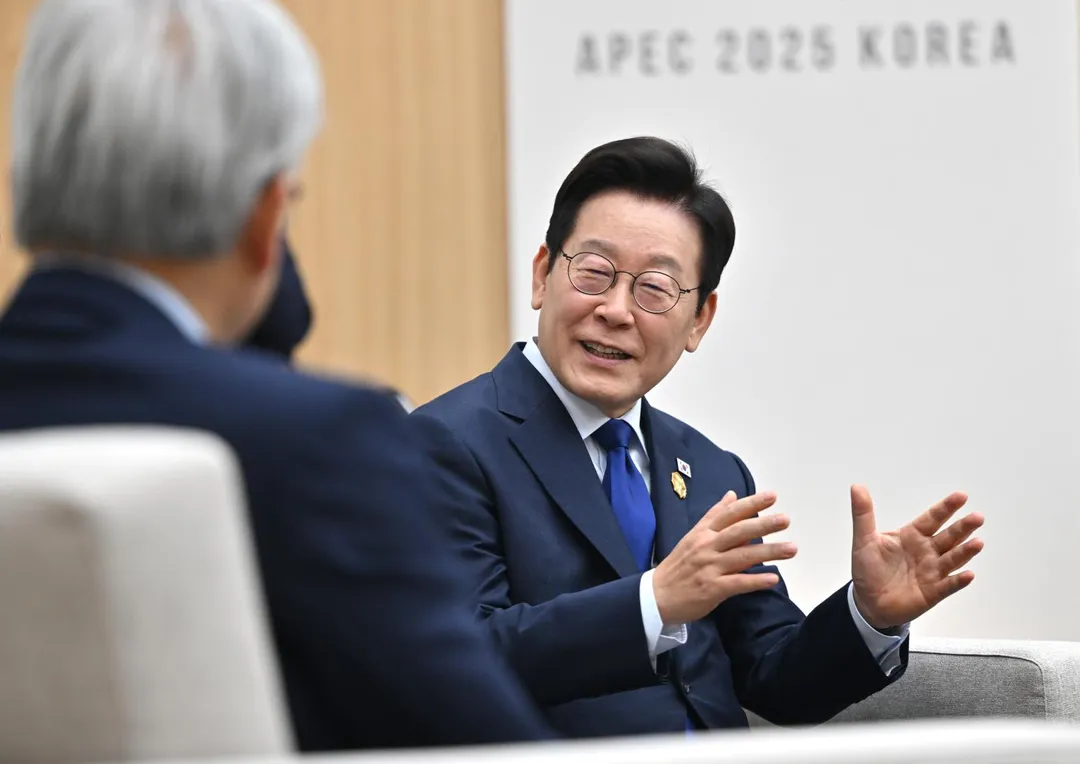 南韓總統李在明31日接見輝達執行長黃仁勳。(圖/美聯社)