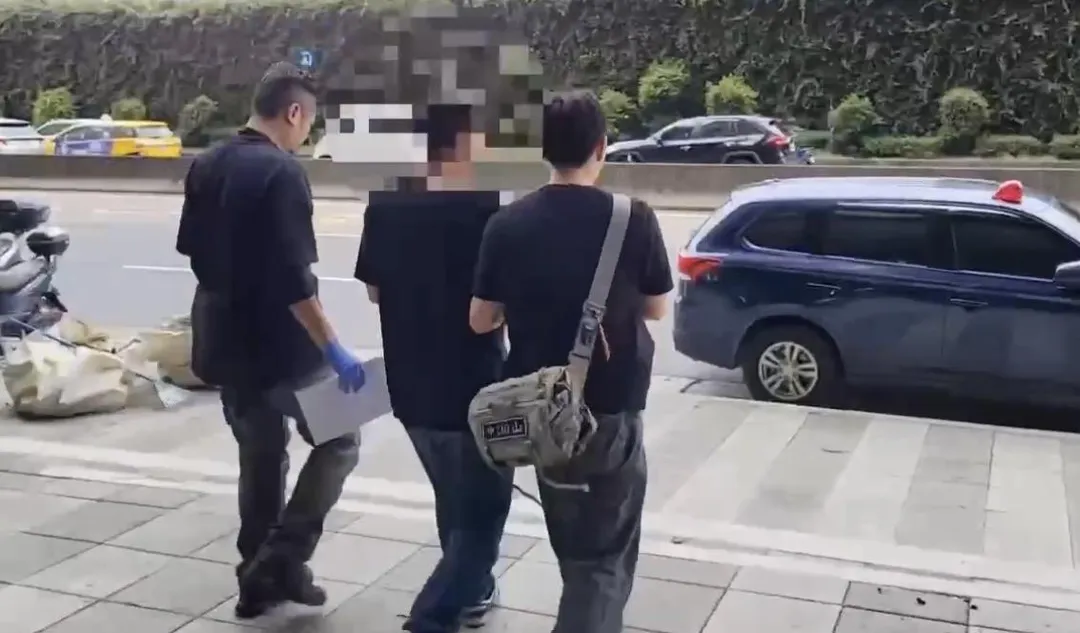警方逮捕的詐團車手移送法辦。（圖／翻攝畫面）