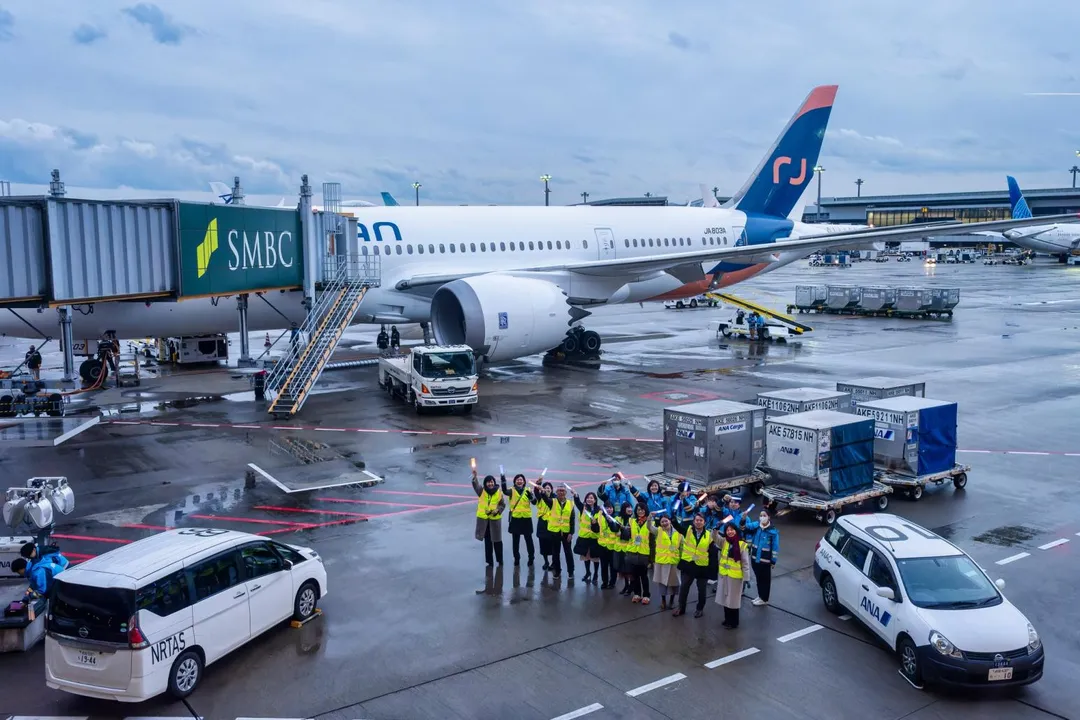 全日空集團(ANA)宣布旗下「AirJapan」品牌將於2026年3月底正式結束營運,未來資源將集中於全日空與樂桃航空(Peach Aviation)兩大品牌。(圖/AirJapan.global臉書)