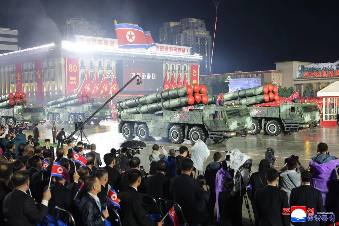 北韓副外長嗆朝鮮半島無核化是無法實現的白日夢。圖為北韓勞動黨80週年閱兵式。（圖／美聯社）