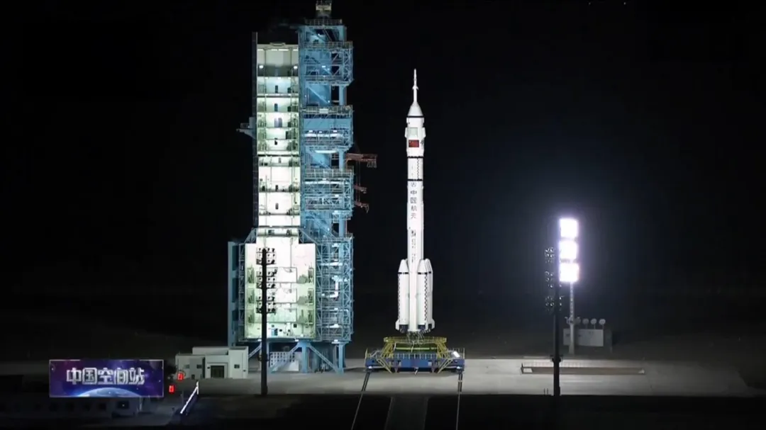 大陸神舟21號載人太空船31日晚從酒泉衛星發射中心發射。（圖／央視）