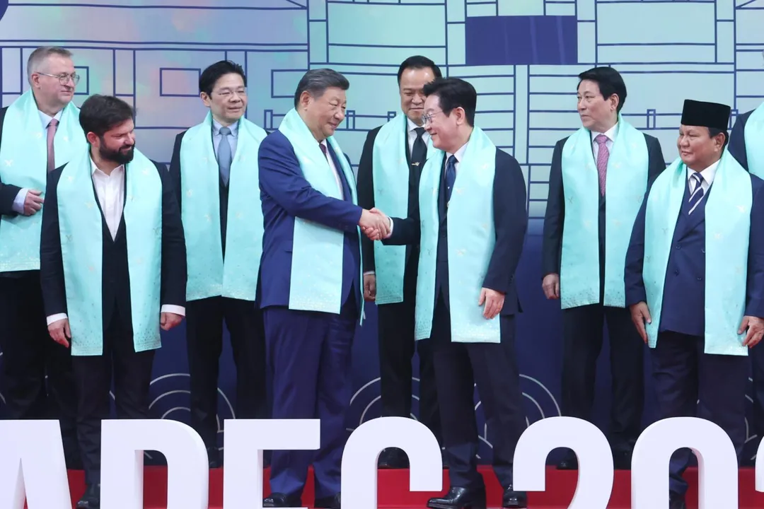 明年APEC在深圳舉辦，大陸國家主席習近平與南韓總統李在明握手交接。（圖／美聯社）