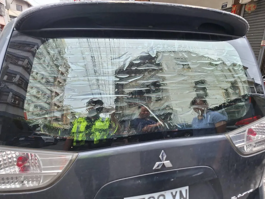 警方將男子壓制並帶回派出所,目前正釐清其行為動機。(圖/警方提供)