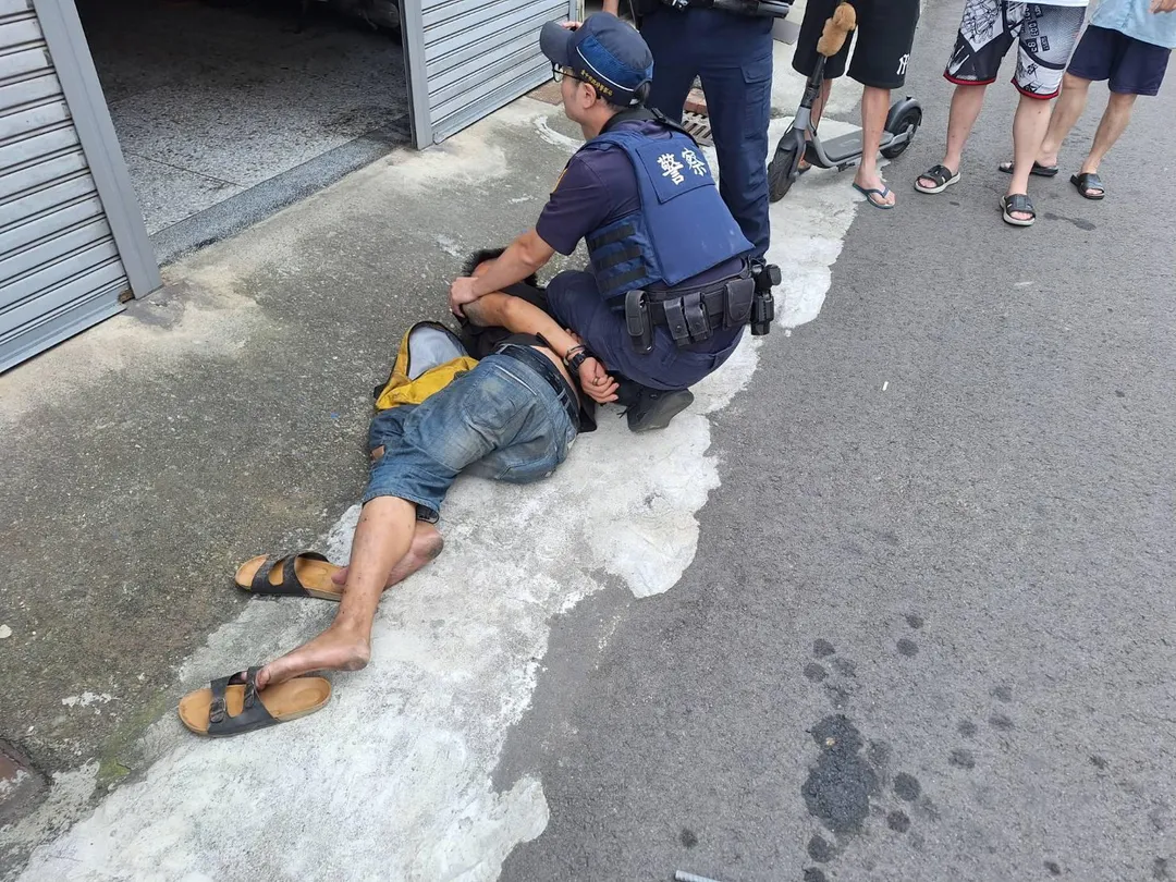 警方將男子壓制並帶回派出所,目前正釐清其行為動機。(圖/警方提供)