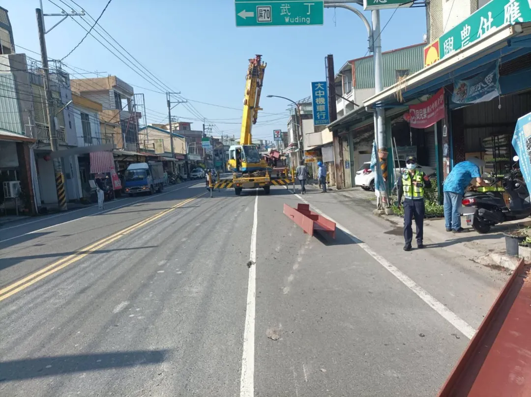 這些掉落的鋼筋長達5公尺。(圖/翻攝畫面)