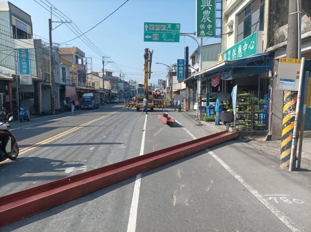 屏東縣崁頂鄉今(1)日上午發生一起驚險的交通事故,一輛曳引車載運的大量鋼筋突然掉落。(圖/翻攝畫面)