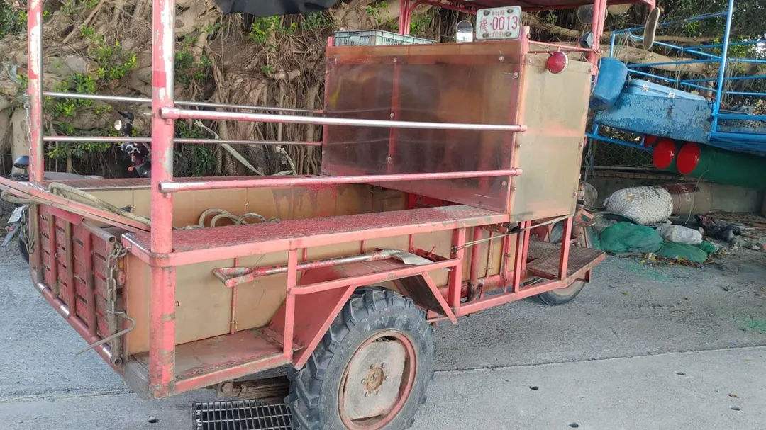 翻覆的鐵牛車車體未損。（圖／中天新聞）