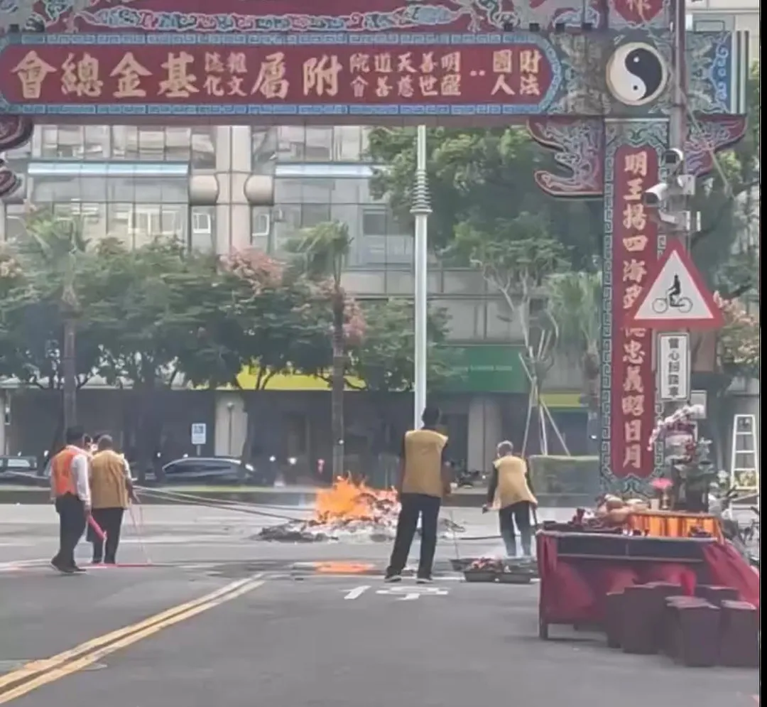 高雄一宗教團體在幹道上焚燒金紙行為，燃燒濃煙影響視線，被警方開罰。（圖／翻攝畫面）