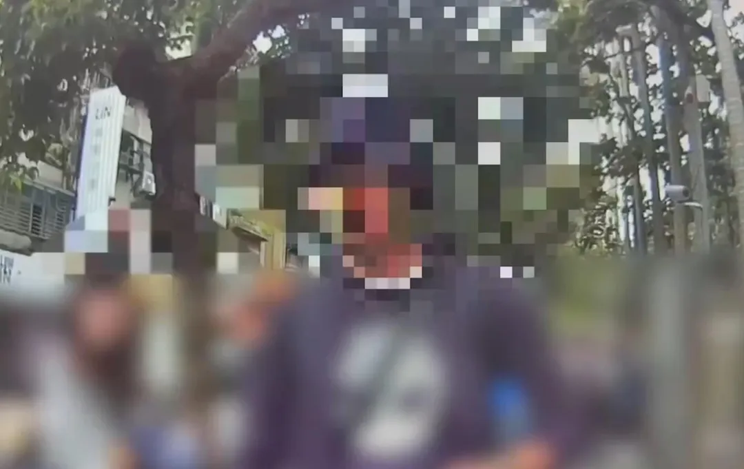警方找到該名男子後,雖然都不是真槍,不具法律規定的殺傷力,但仍遭移送法辦。(圖/警方提供)
