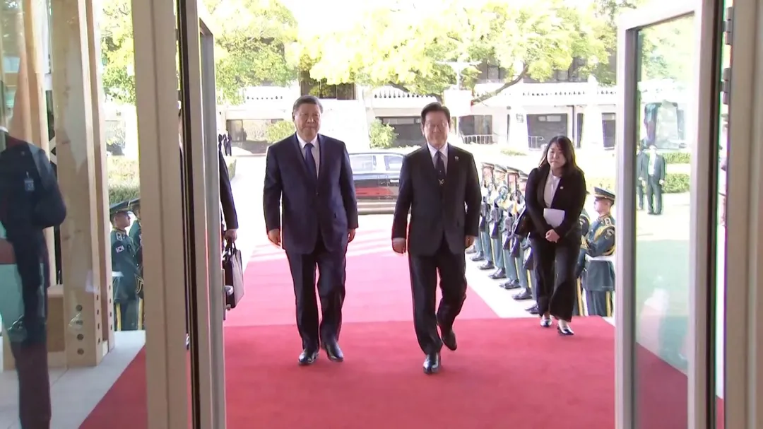 大陸國家主席習近平與南韓總統李在明在慶州博物館舉行會談。（圖／央視）