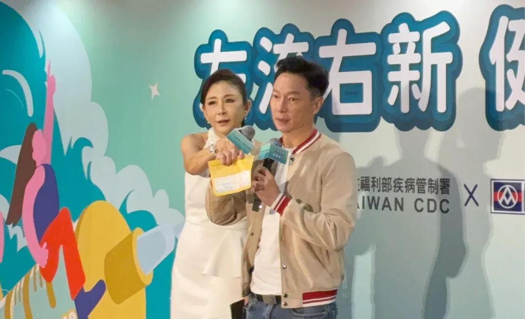 謝祖武(右)與曲艾玲(左)呼籲符合資格民眾踴躍參與接種流感疫苗及新冠疫苗。(圖/記者郭竹倩 攝)