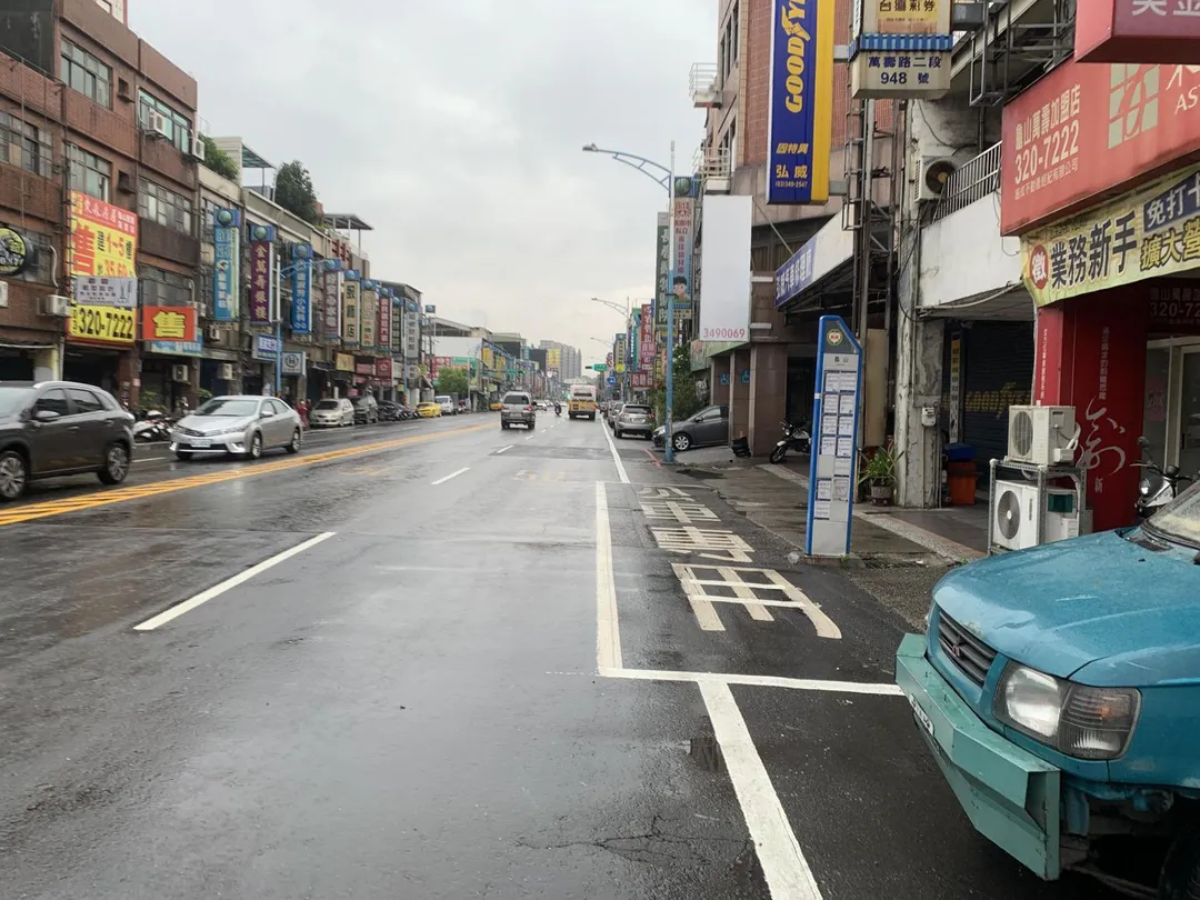張男昨（1）日酒後在龜山區萬壽路二段公車站不斷徘徊，並跟候車學生提到先前學生專車司機毆打學生事件。（圖／警方提供）