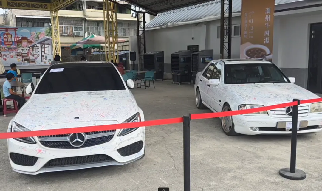 屏東縣潮州鎮1日至2日舉辦「戀車潮現」車展,在潮州日式歷史建築文化園區活動現場設2輛賓士車給小朋友塗鴉。(圖/中天新聞)