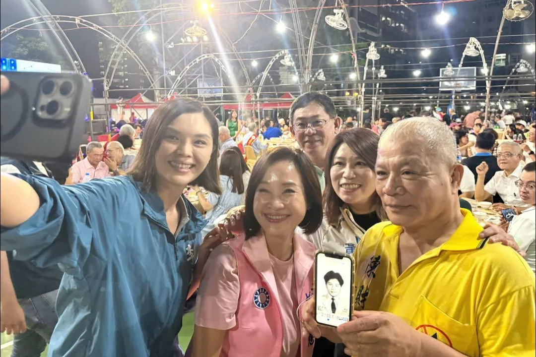 柯志恩出席政修科大校慶，巧遇抓漏達人陳財佑。（圖／翻攝柯志恩臉書）