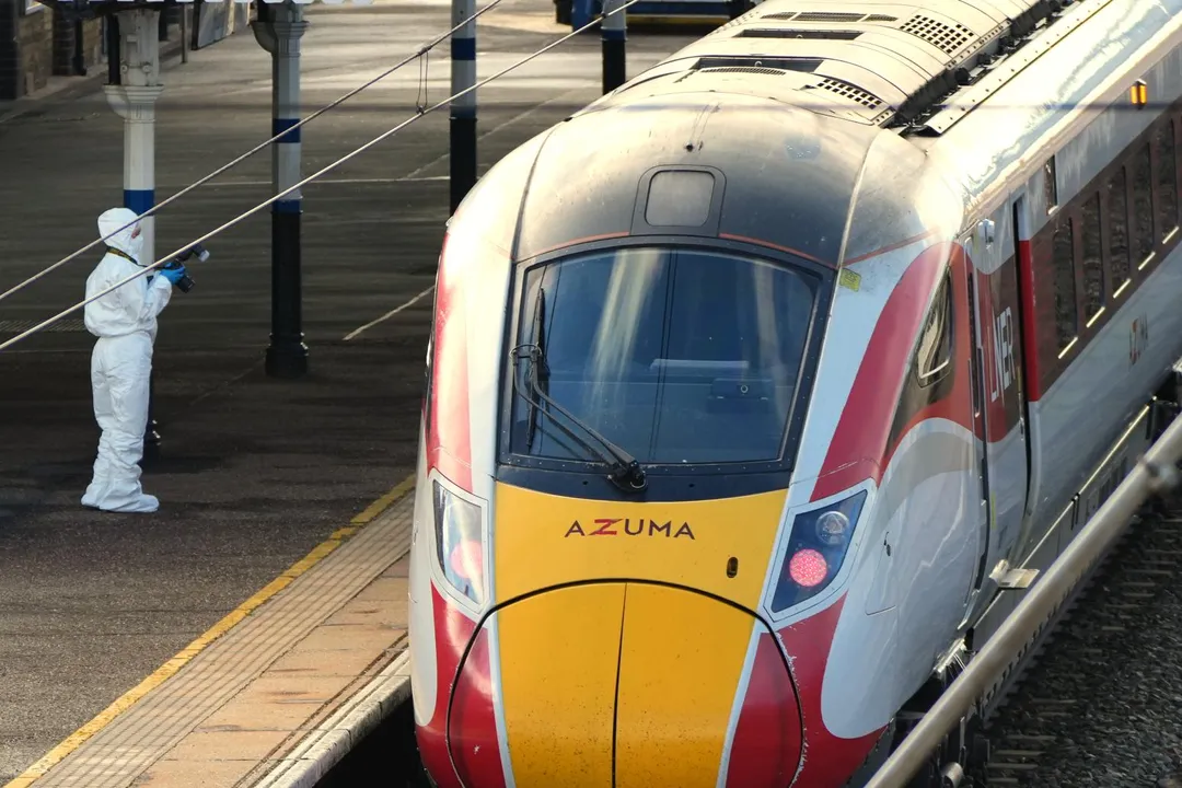 英國頓卡斯特1班列車在當地時間1日晚間發生大規模無差別砍人事件,調查人員在現場拍照蒐證。(圖/美聯社)