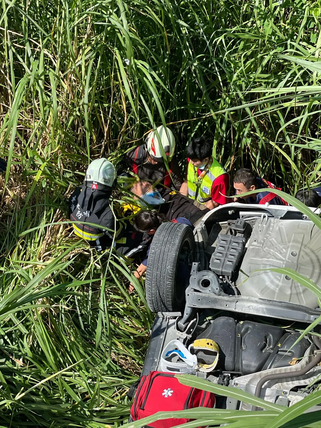 台東都蘭今日發生一起翻車意外,疑似因為疲勞駕駛,整輛車翻落橋下。(圖/台東縣消防局提供)