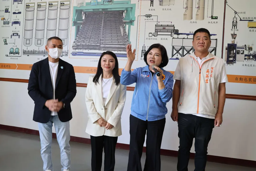 張麗善今日率領縣府團隊籍立委張嘉郡和丁學忠至南亞廚餘資源化場進行現場會勘。(圖/雲林縣政府)