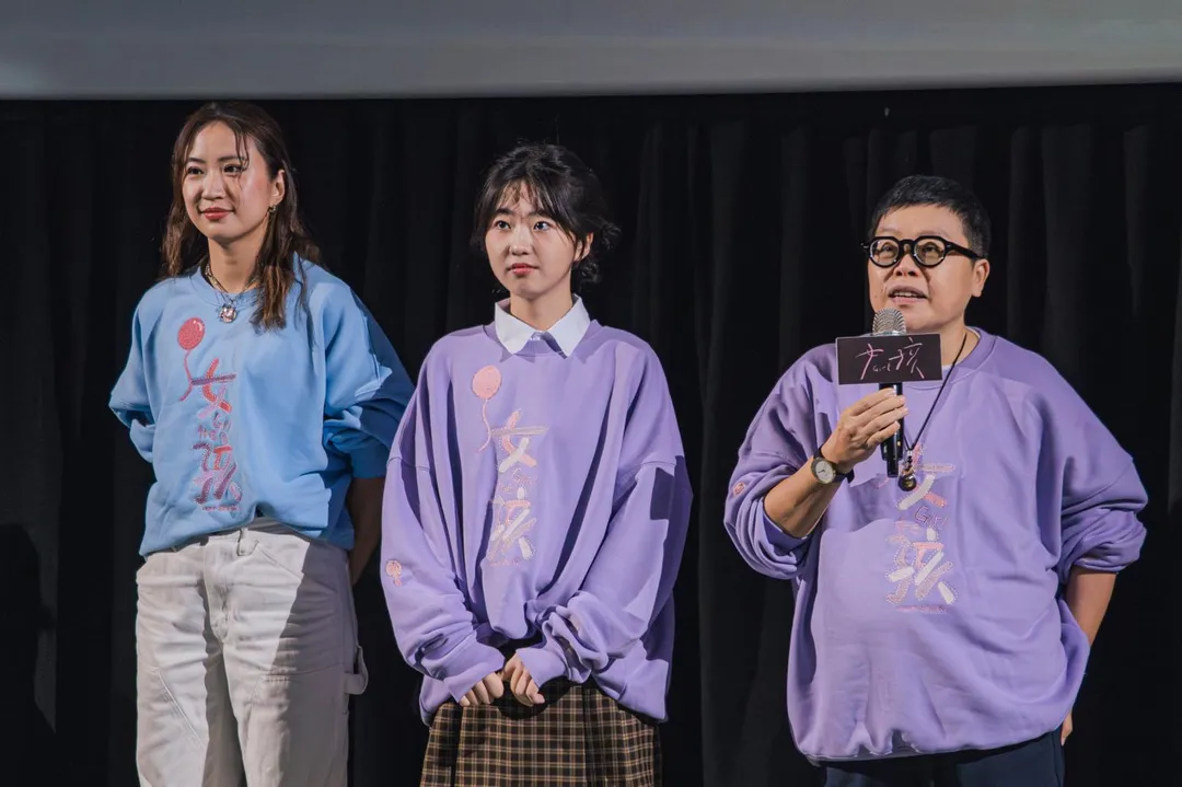 9m88(左一)以細膩又極具爆發力的演出,在片中詮釋一位在愛與傷痛之間掙扎的母親。(圖/甲上娛樂 提供)
