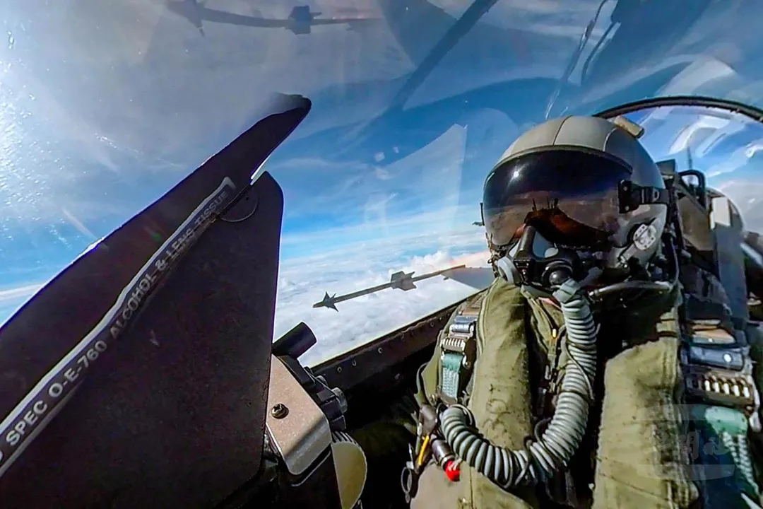 我國F-16BM戰機的前座飛行員，非當事人。(圖/軍聞社)