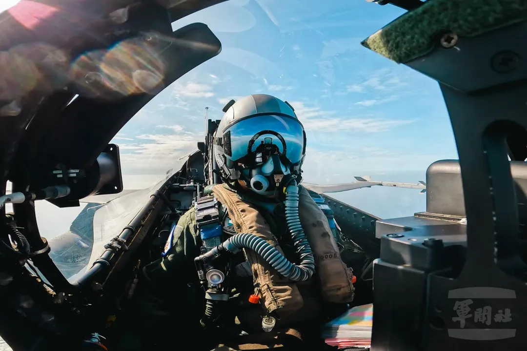 穿著橄欖綠色飛行服的F-CK-1 MLU戰機飛官。(圖/軍聞社)
