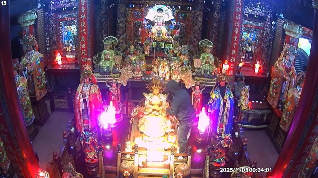 嫌犯行竊過程全被錄下。（圖／翻攝臉書南方澳(北方澳)進安宮寶石珊瑚媽祖&nbsp;）