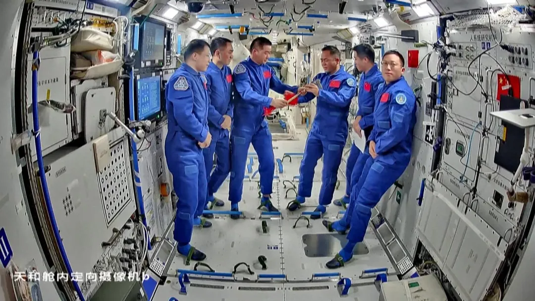 神舟20號乘組將太空站金鑰交接給21號乘組。(圖/央視)