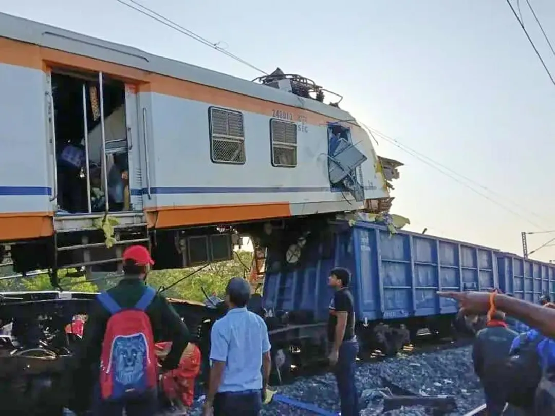 印度兩列火車發生追撞事故，釀嚴重死傷。（圖／美聯社）