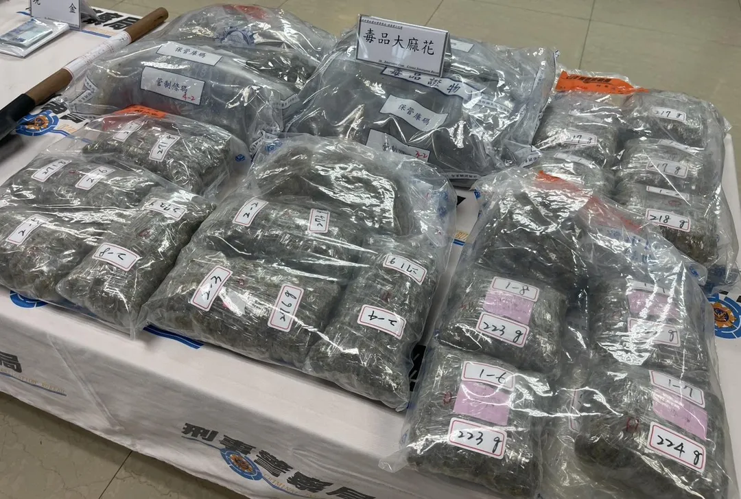 警方查獲超過4公斤大麻花。（圖／翻攝畫面）