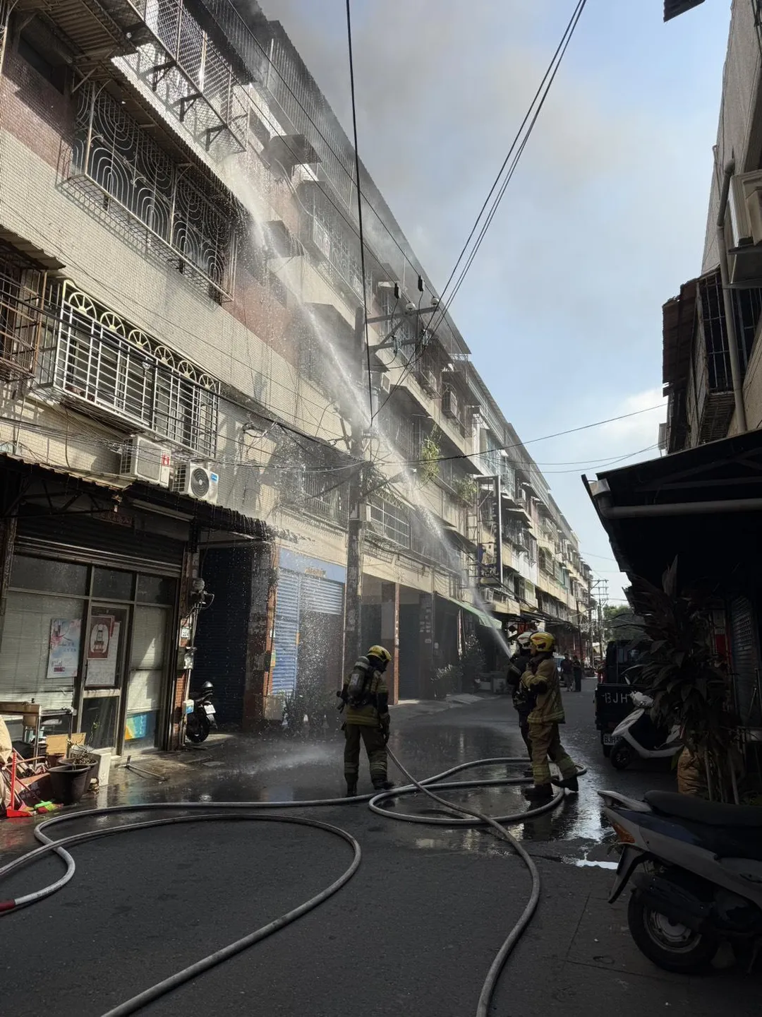 高雄仁武一棟5層樓公寓上午驚傳火警。（圖／高雄市消防局提供）
