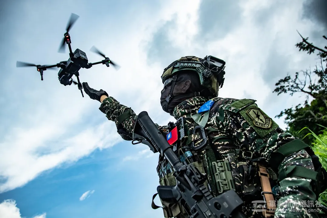 國軍無人機將分3層次運用；圖為海陸特勤隊員施放微型無人機。(圖/軍聞社)