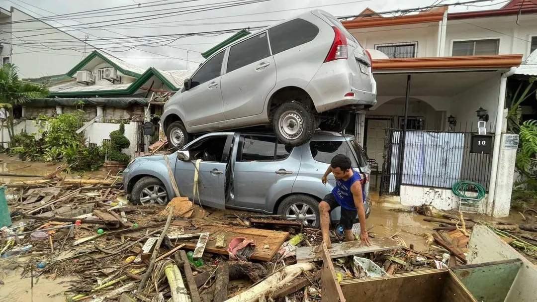 洪水導致宿霧市的車輛堆疊在一起。（圖／美聯社）