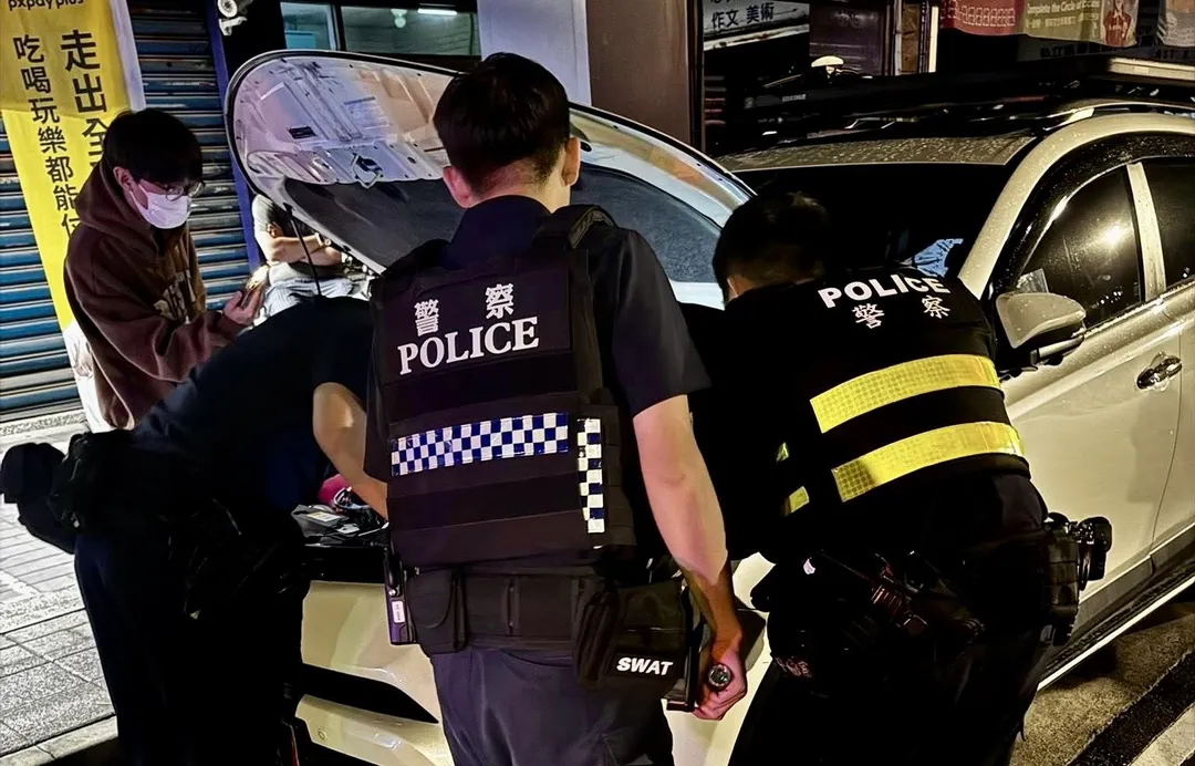3名員警找來車主打開引擎蓋找貓。(圖/翻攝畫面)