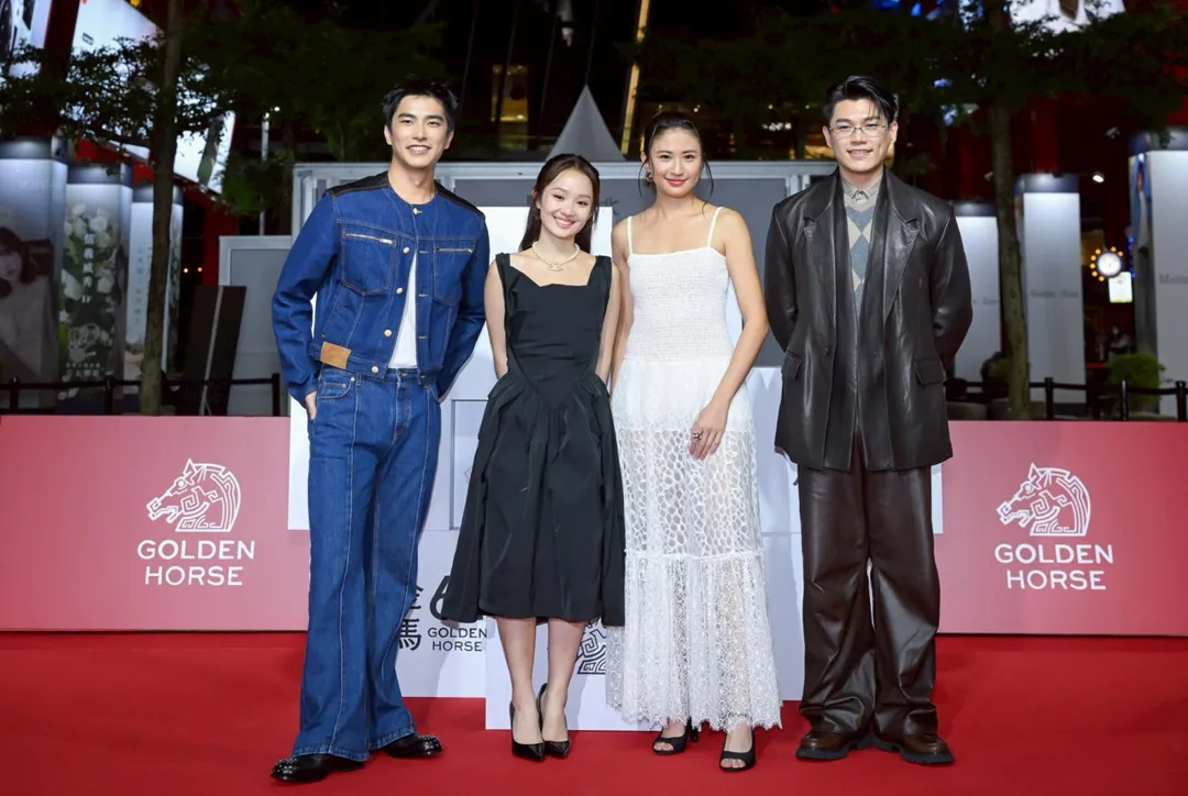 《大濛》主演群出席金馬影展開幕儀式。左起為曾敬驊、方郁婷、9m88及柯煒林。(圖/金馬 提供)