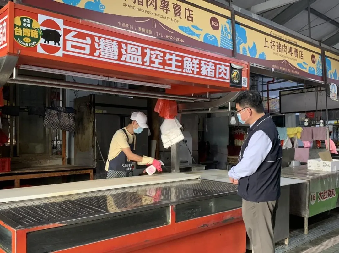 台中市經發局督導市場清消。（圖／台中市政府提供）