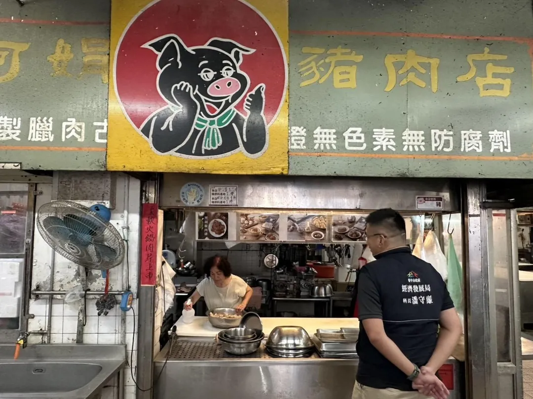台中市經發局督導市場清消。（圖／台中市政府提供）