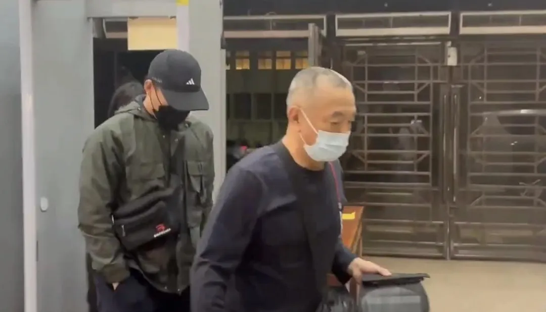 天剛資訊內線交易案董事長張申曄(後)獲300萬交保。(圖/翻攝畫面)