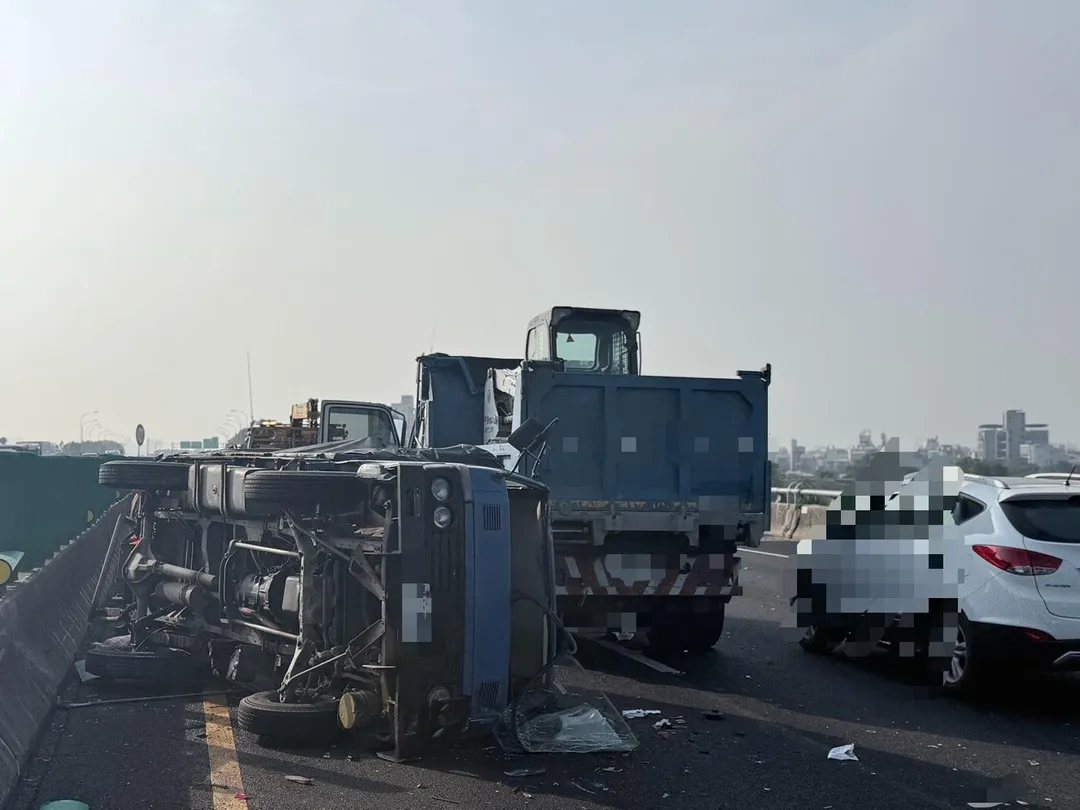 今日上午國道1號南向麻豆段發生追撞車禍。（圖／警方提供）
