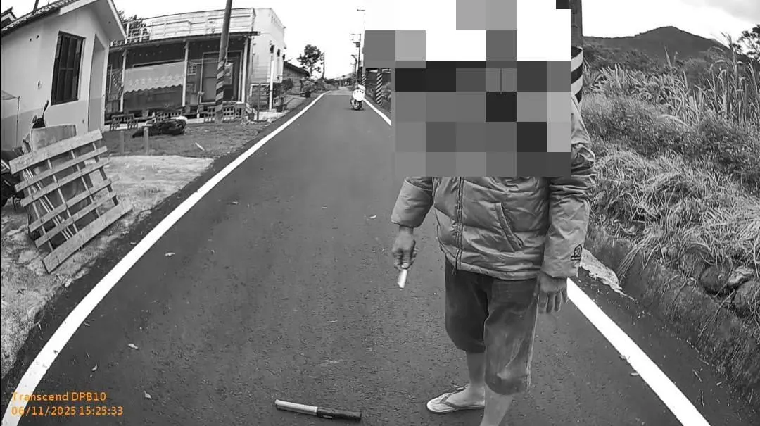 游男持短刀襲警。（圖／警方提供）