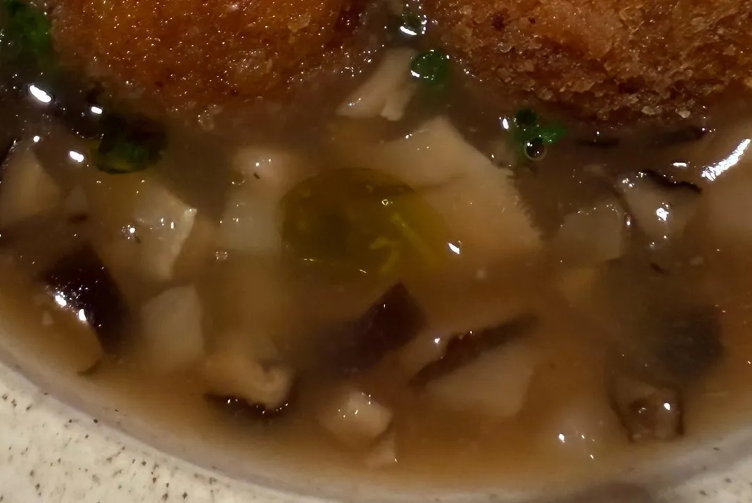 發酵綠竹筍碎丁隱藏在羹湯之中，特殊酸氣提味開胃。（圖／黃宏輝提供）