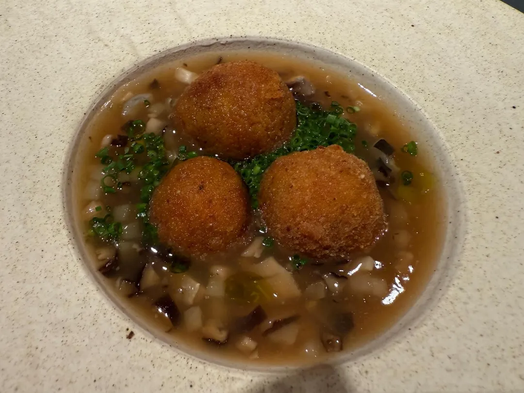 虱目魚經特製碎化魚骨、魚刺，與燉飯一同製成袖珍炸丸子。（圖／黃宏輝提供）