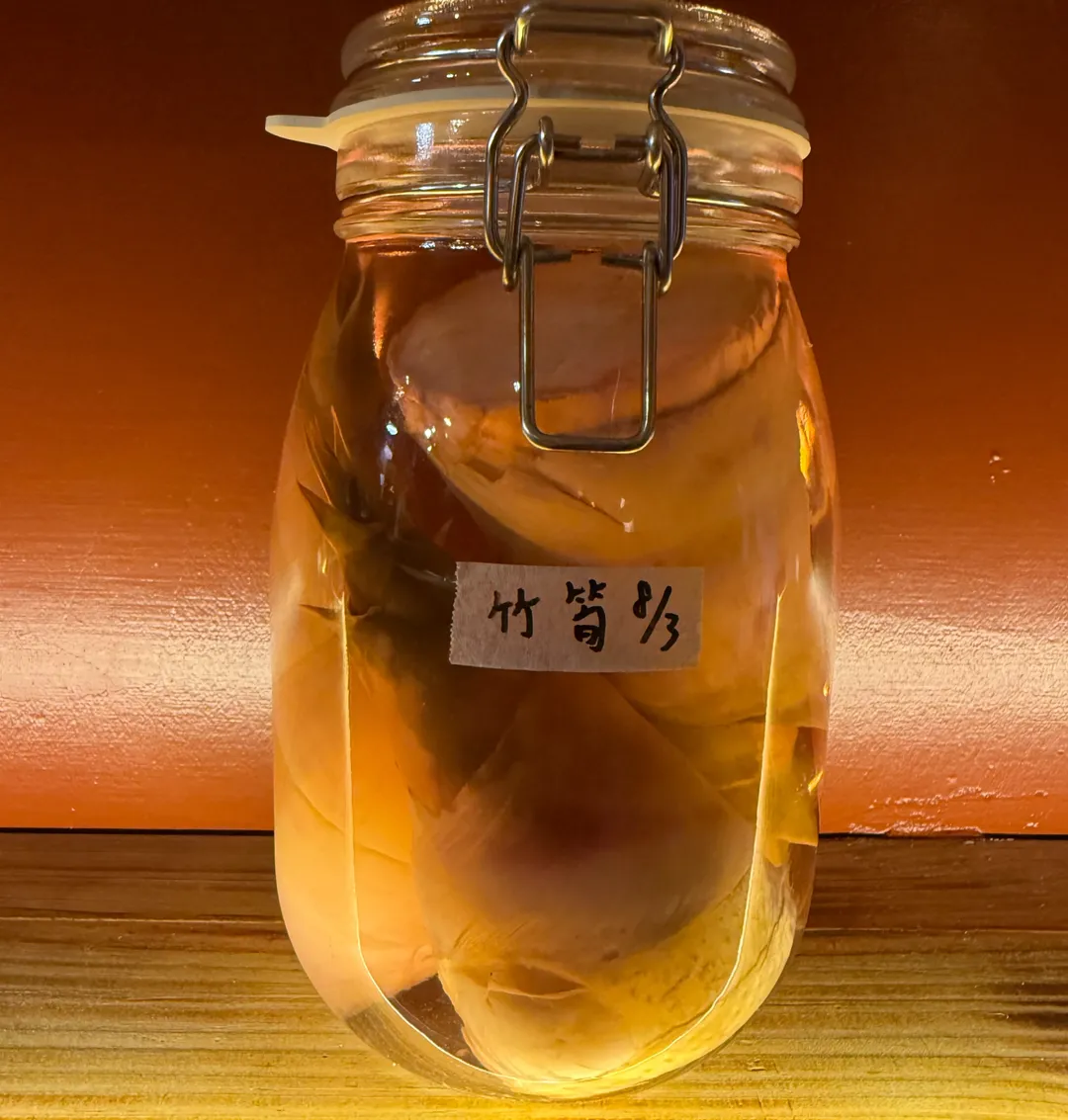竹筍以鹽巴、醋醃漬發酵成酸筍。（圖／黃宏輝提供）
