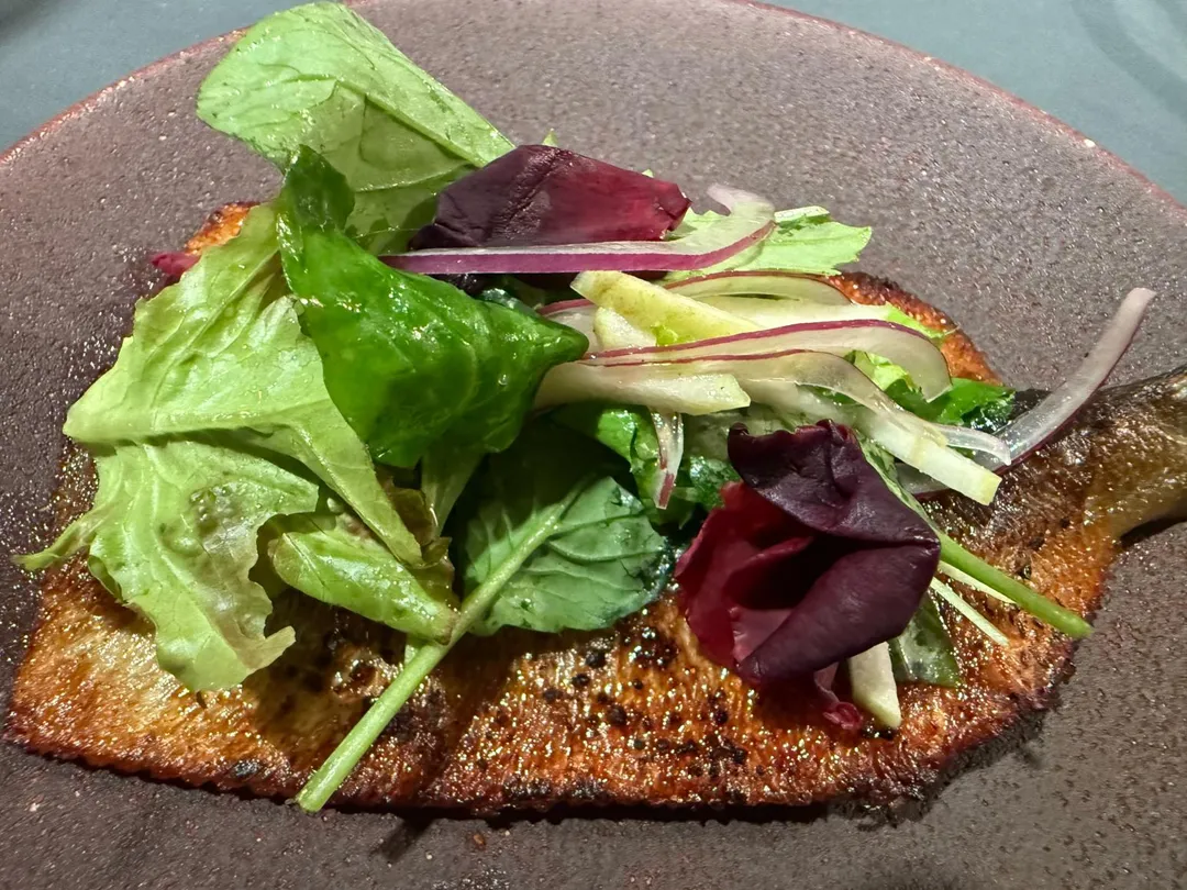 原本吃香魚需要食客巧手去骨、去刺，在Set.貼心完全去除才上桌。（圖／黃宏輝提供）