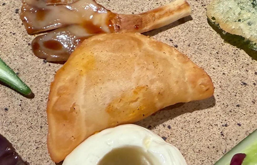 味噌餃子作為時蔬盤的中心焦點，地瓜結合日本味噌的內餡甜鹹交織。（圖／黃宏輝提供）