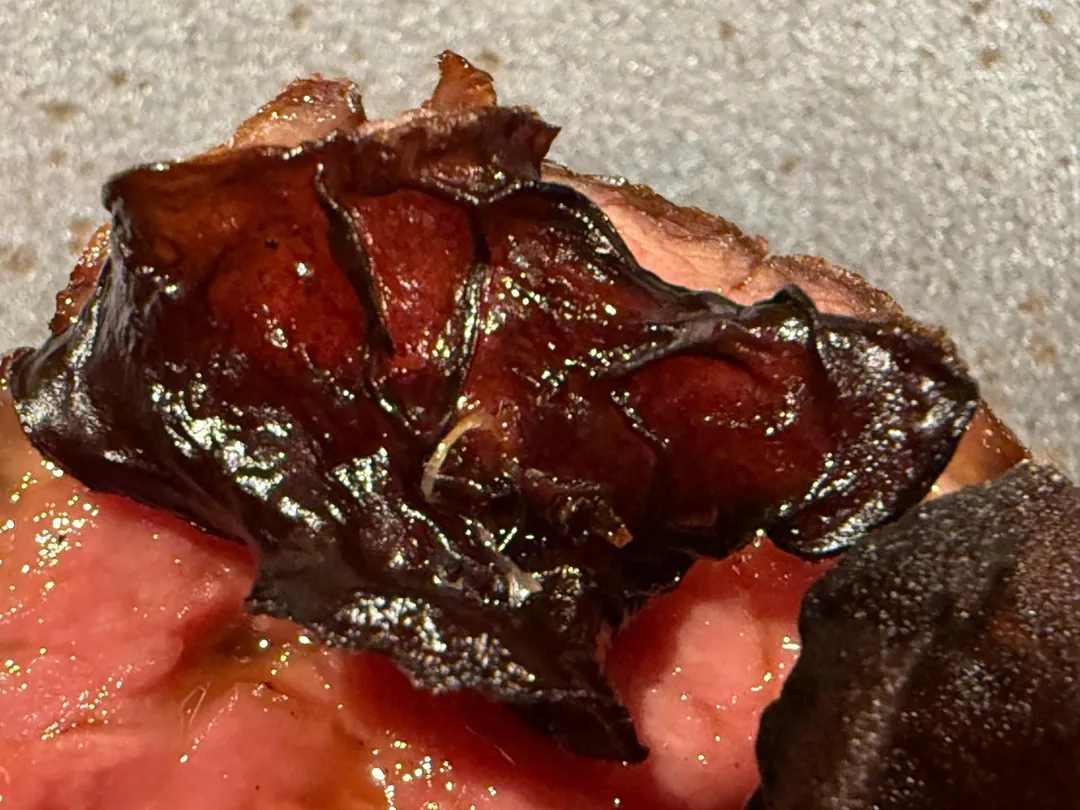 常見的黑木耳經酥炸竟呈無比油亮，具有脫水菌菇乾的爽脆口感。（圖／黃宏輝提供）