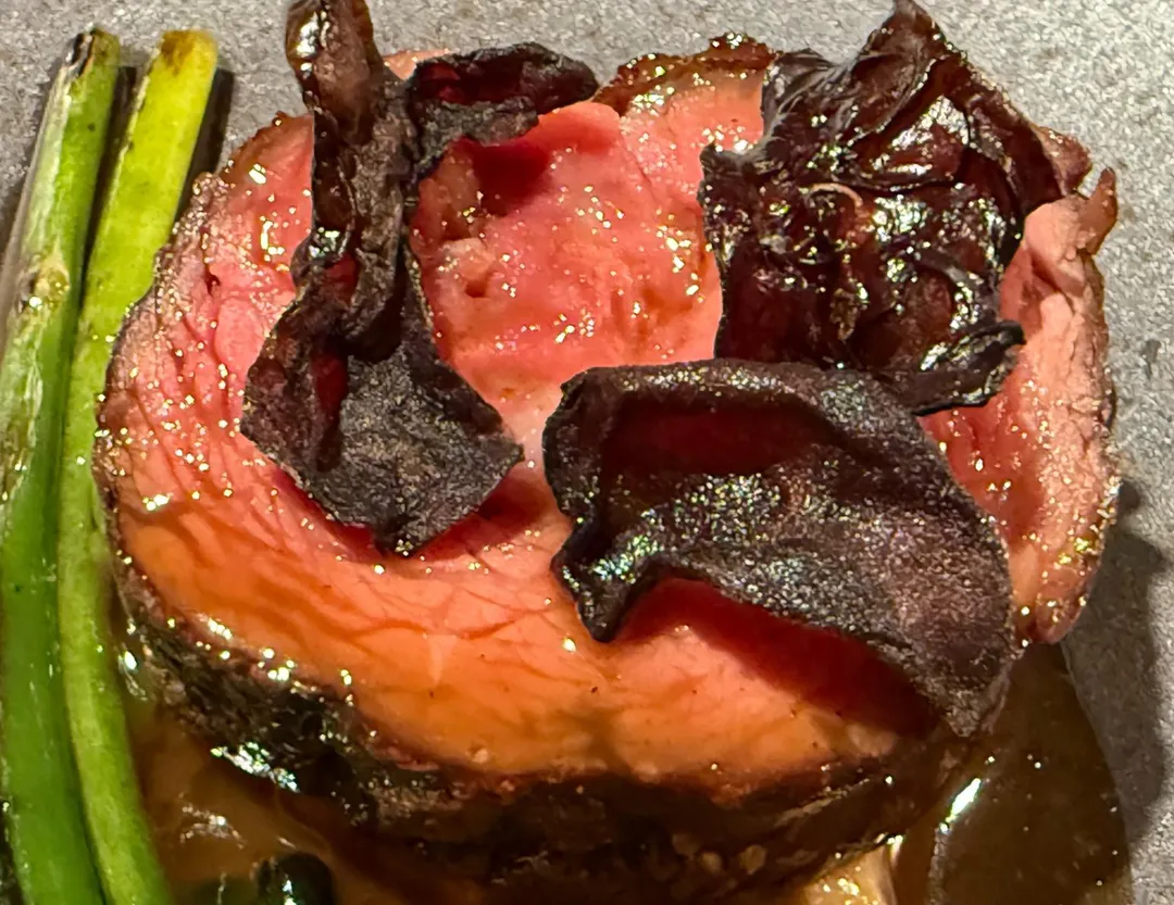 小火慢烤黃牛肉使其外皮既焦且薄。（圖／黃宏輝提供）