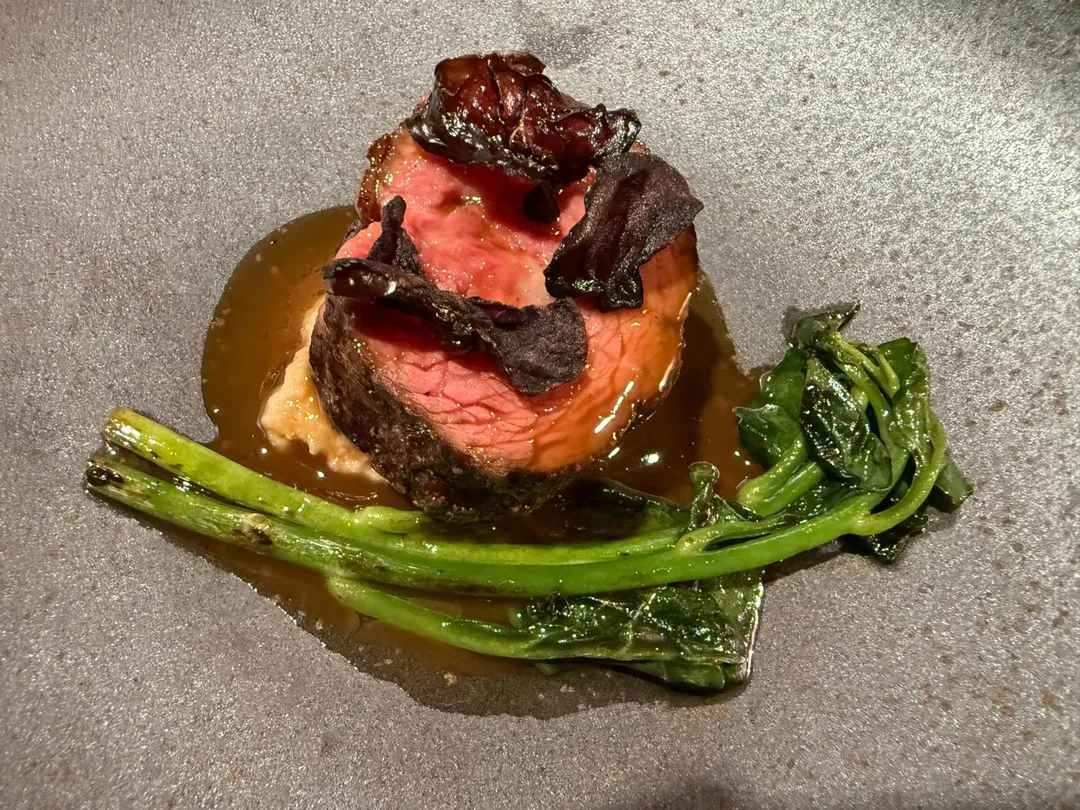 嘉義產黃牛肉經過濕式熟成，越嚼越能嘗出台灣古早牛肉香味。（圖／黃宏輝提供）