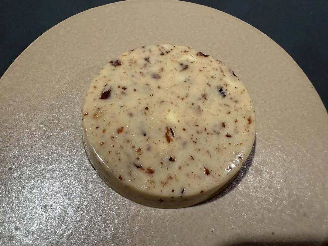 搭配麵包的風味奶油同樣是店家特製，奶油香中帶有黑蒜、醬油香氣。（圖／黃宏輝提供）